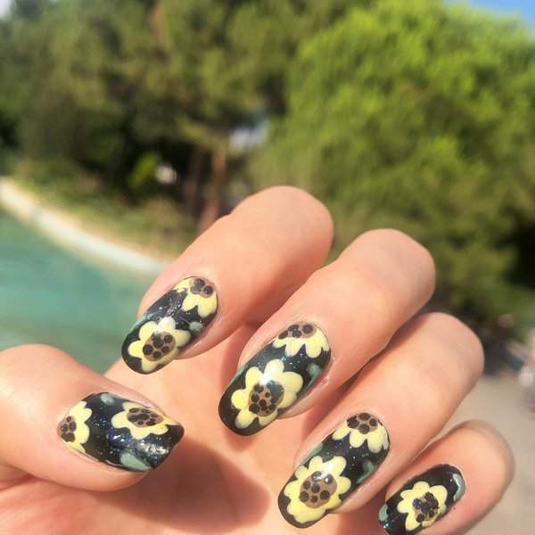 Black nails with sunflower designs