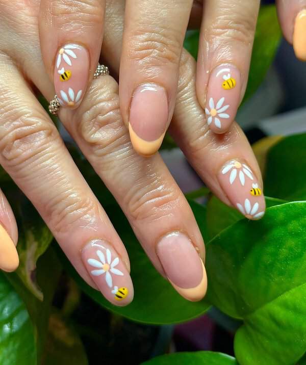 Nude nails with bees and daisies