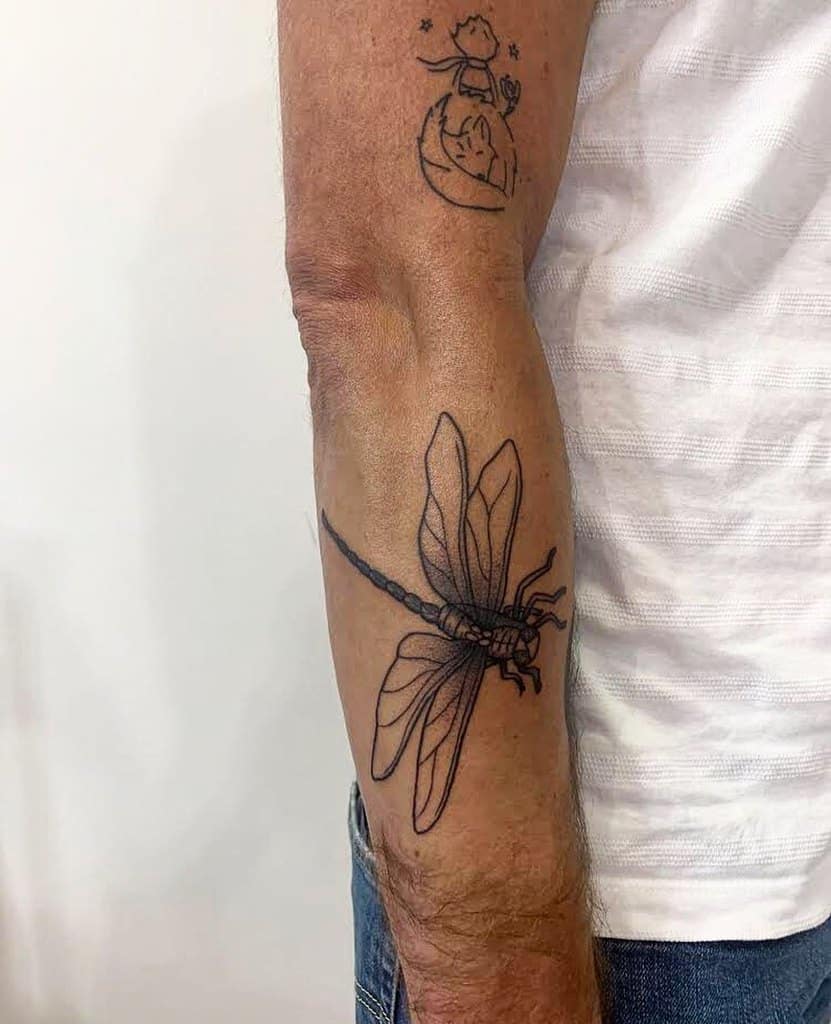The seamlessly inked dragonfly on the man's forearm looking surreal 