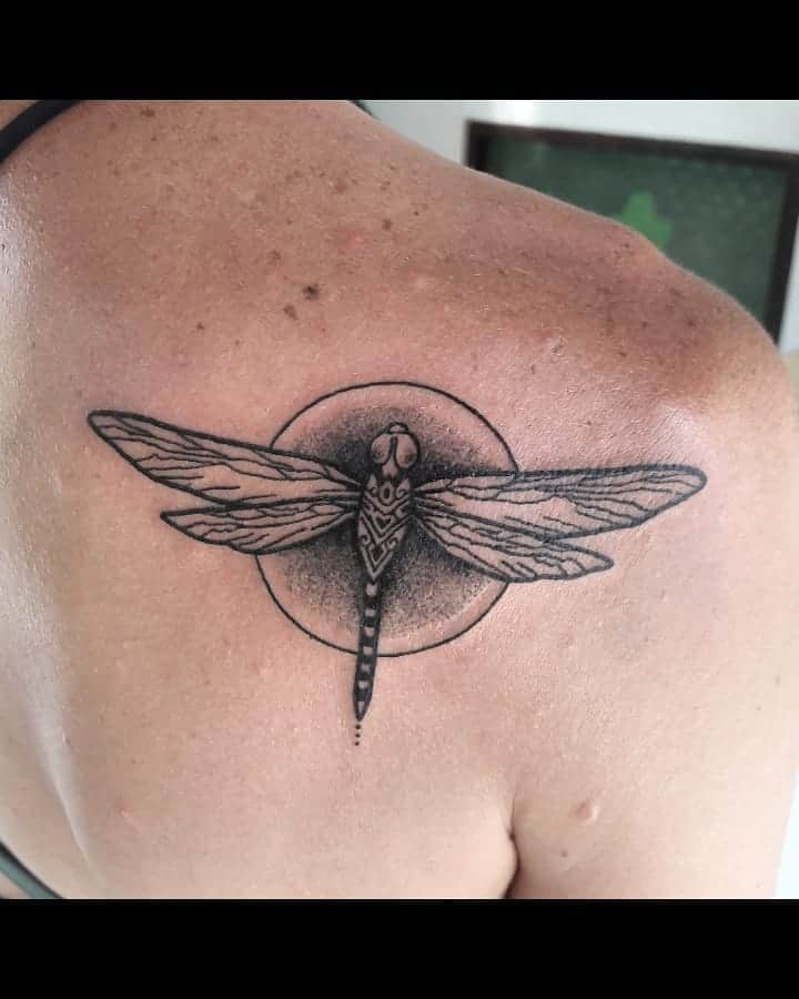 The perfectly incorporated dragonfly at the back shoulder posing a feminine look 