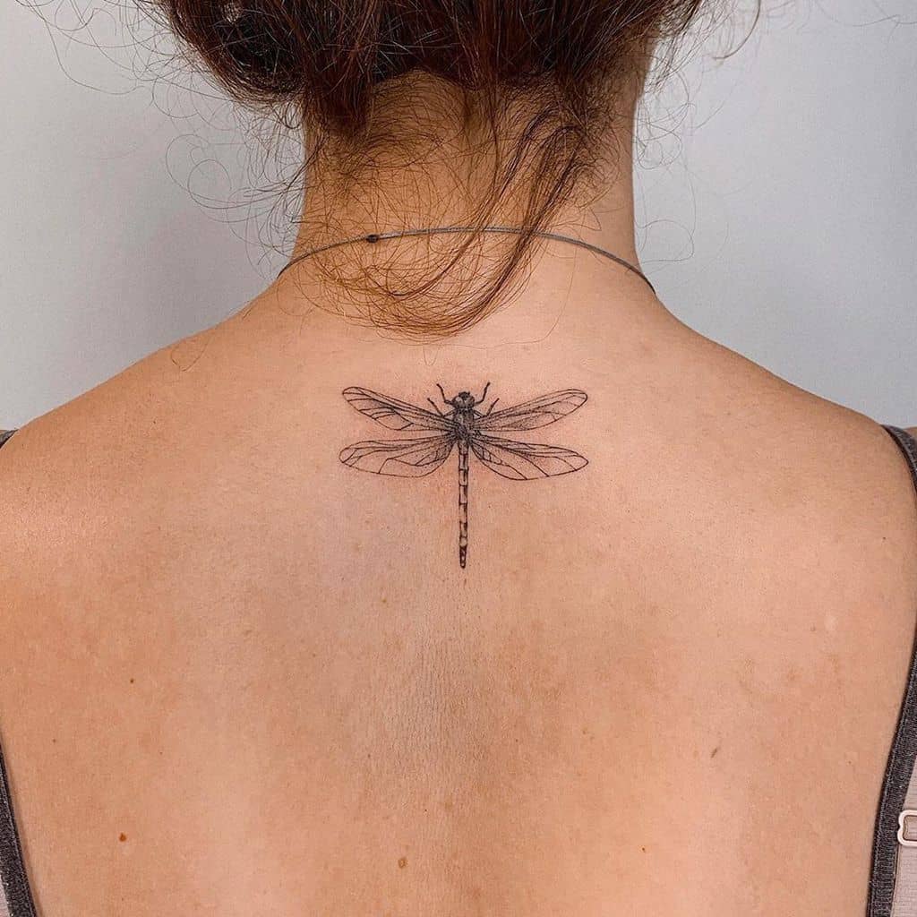 A perfectly accentuated dragonfly inked on the back of the neck resonating the classic yet sexy look