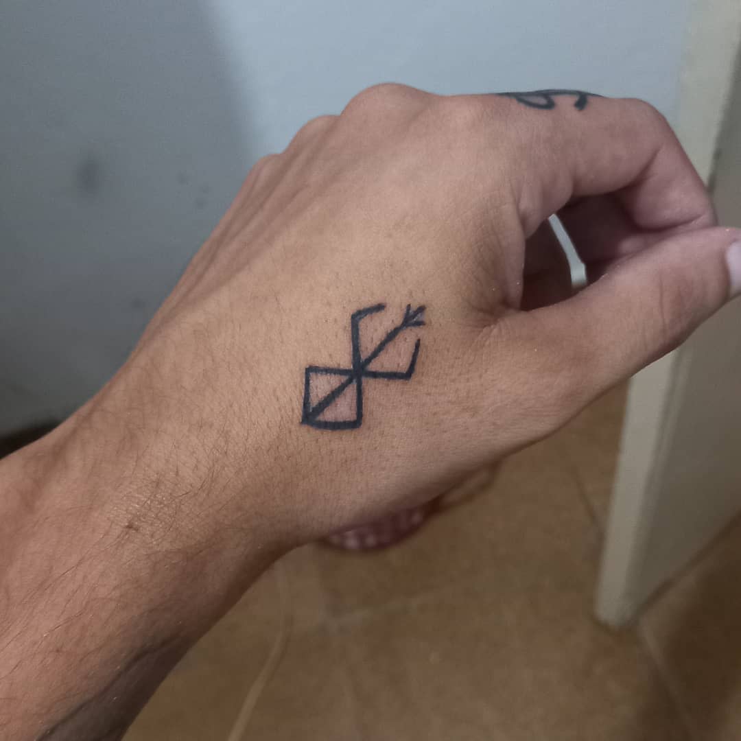 Tatuaje de la marca Berserk -lukinh4s_tatuador