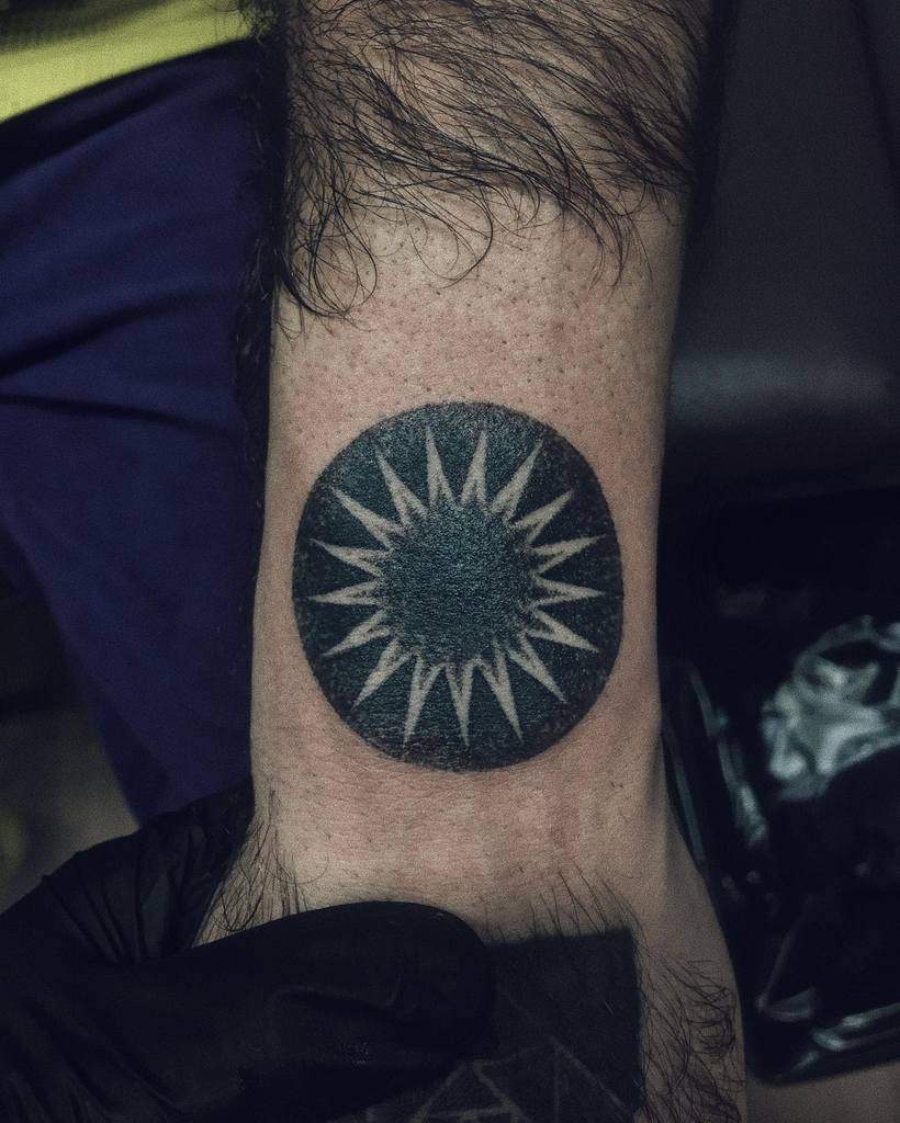 Black Simple Sun Tattoo sigritvillido