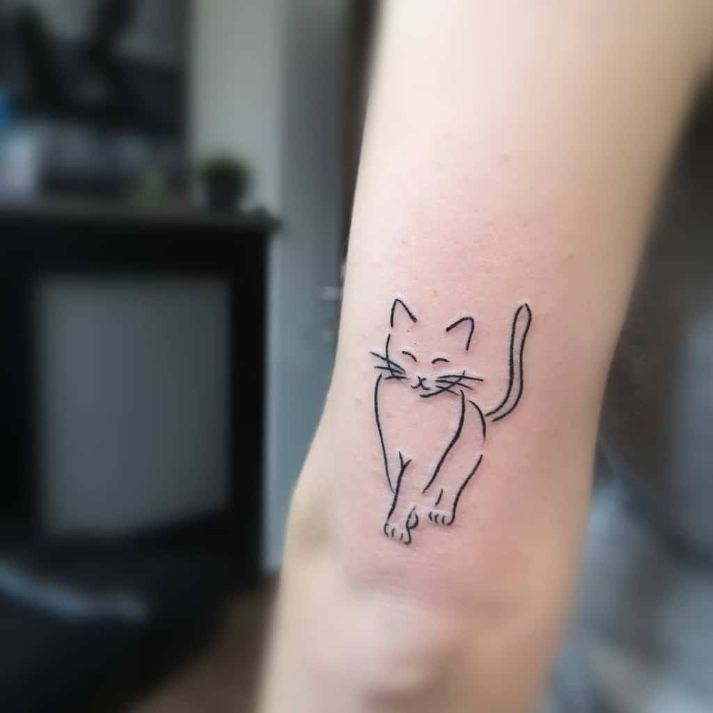 Cat Outline Upperarm Tattoo atelier_tattoo_piercing