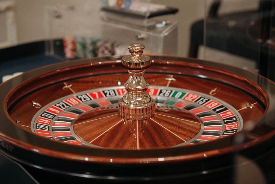 How to Host an Exclusive Private Casino Night in Your Home