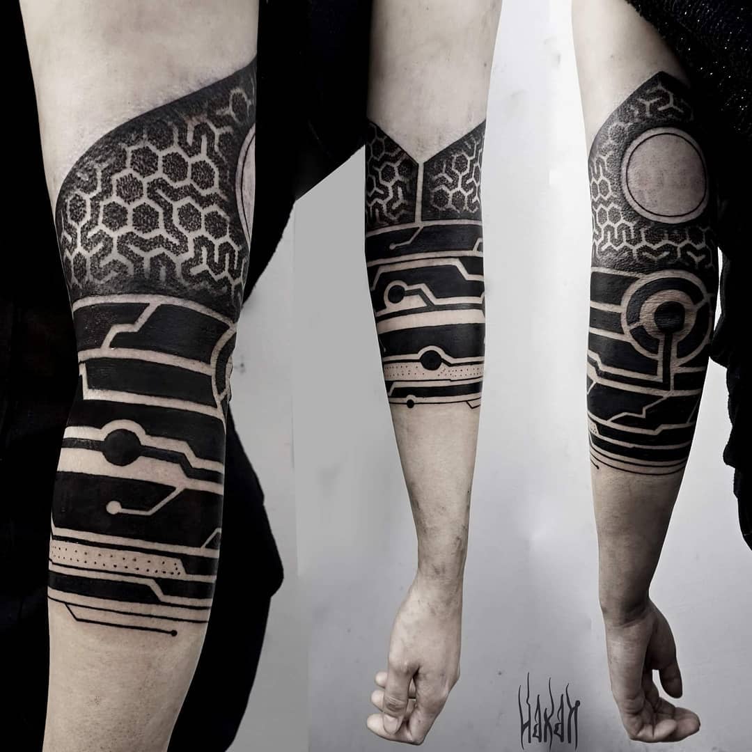 Futuristic geometric forearm tattoos by sunibanik  Tatuaje cyberpunk  Tatuaje hexágono Tatuaje brazalete tribal