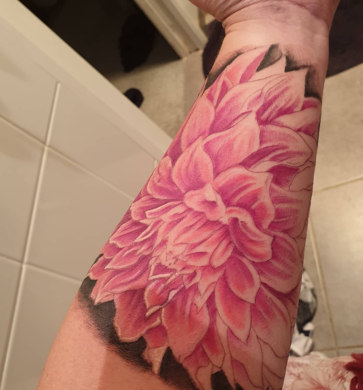 Tatuaje de dalia rosa -willowandwax