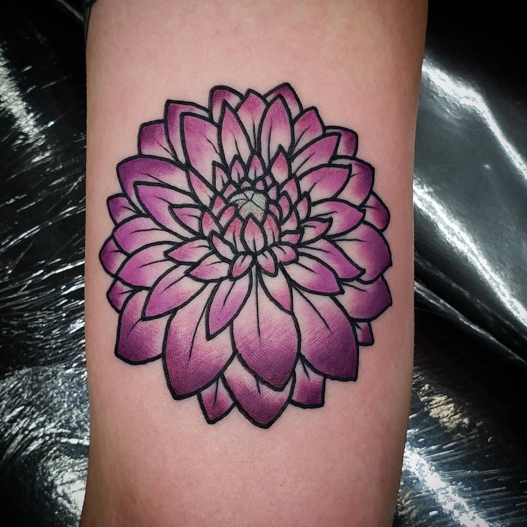 Tatuaje de dalia morada -dapiratemike