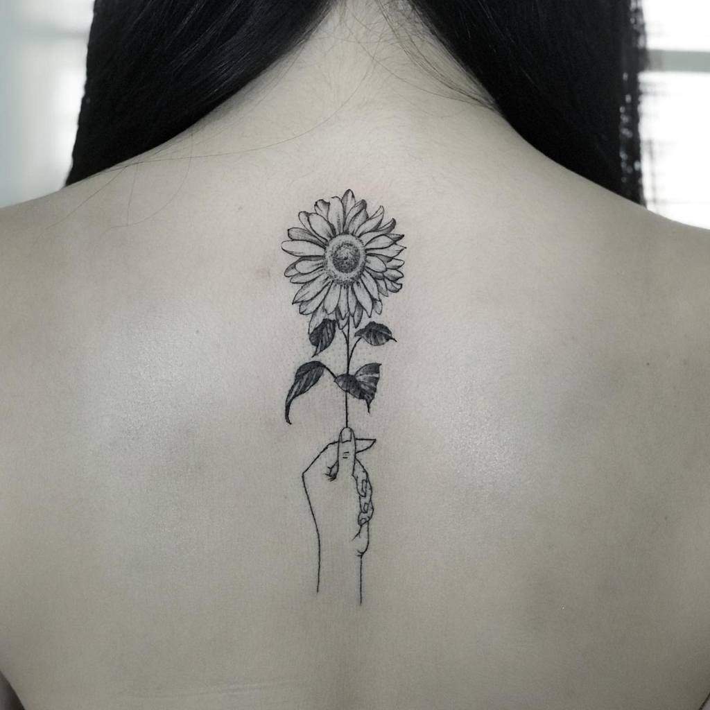 Tatuagens delicadas de flores nas costas konxatattoo