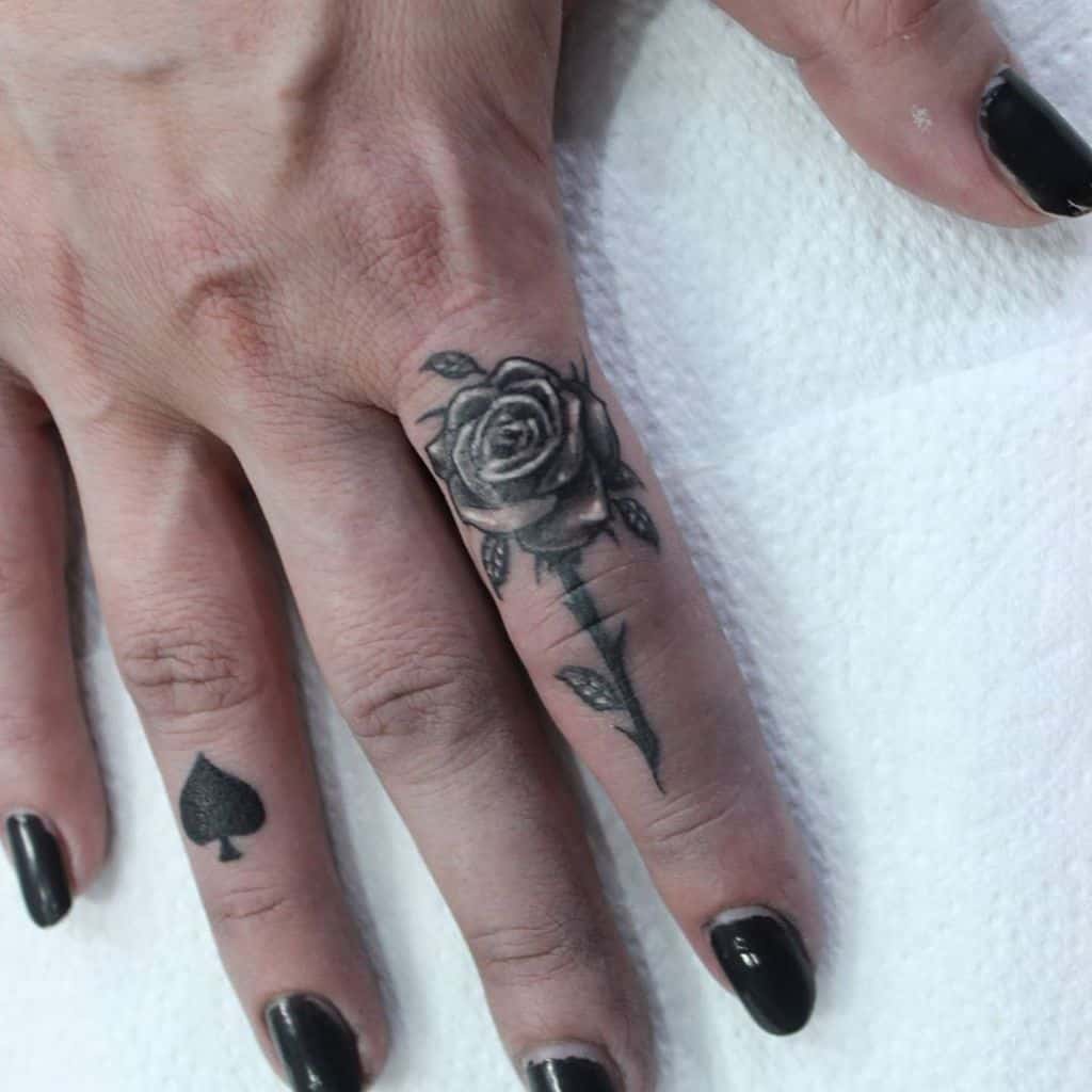 Tatuagens delicadas de flores nos dedos sindjel_tattoo_piercing