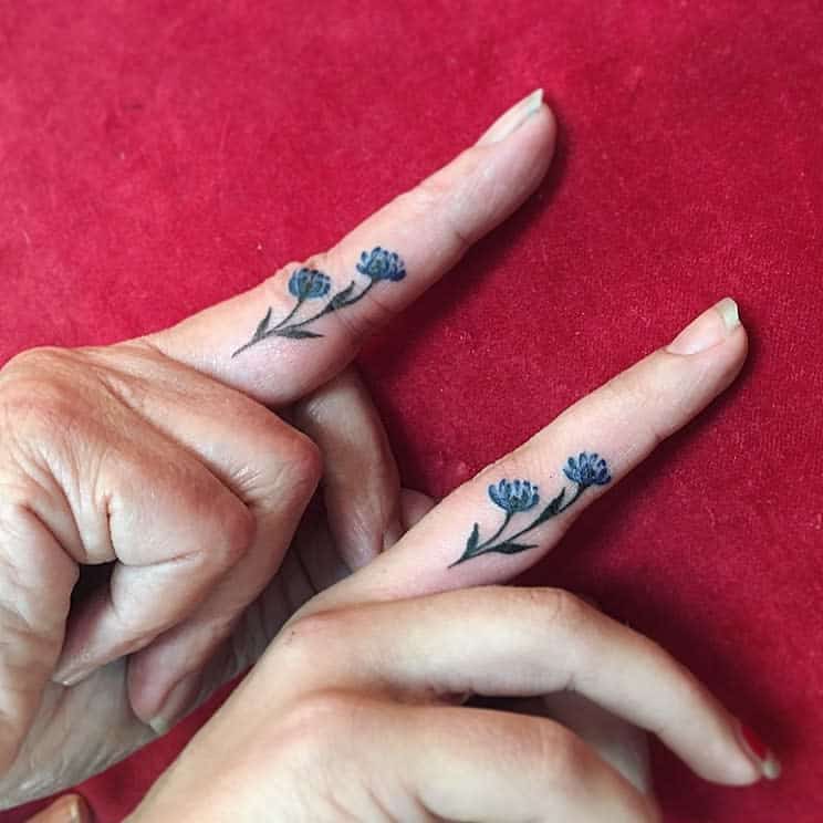 Delicadas tatuagens de flores nos dedos terran.tattooart_css