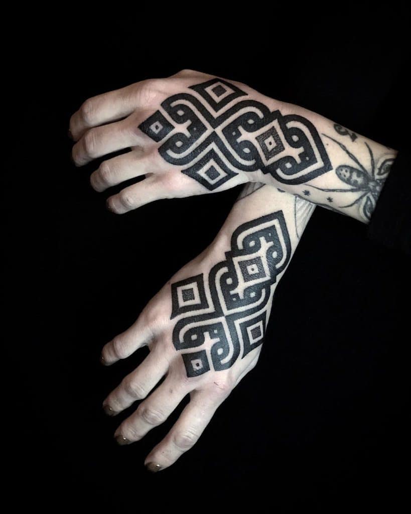 Elegant-Hand-Tattoo-Women-diamante_murru-1229×1536