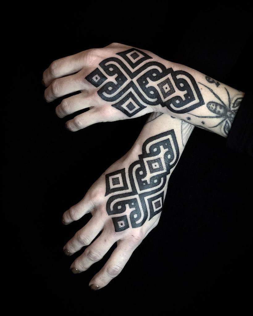 Tattoo hand frau