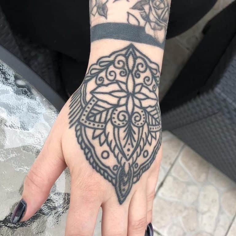 73 Stunning Hand Tattoos for Women [2023 Inspiration Guide]