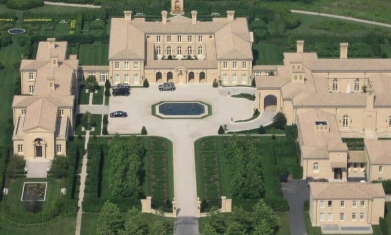 Exploring the Grandeur of the 13 Biggest Houses in the World