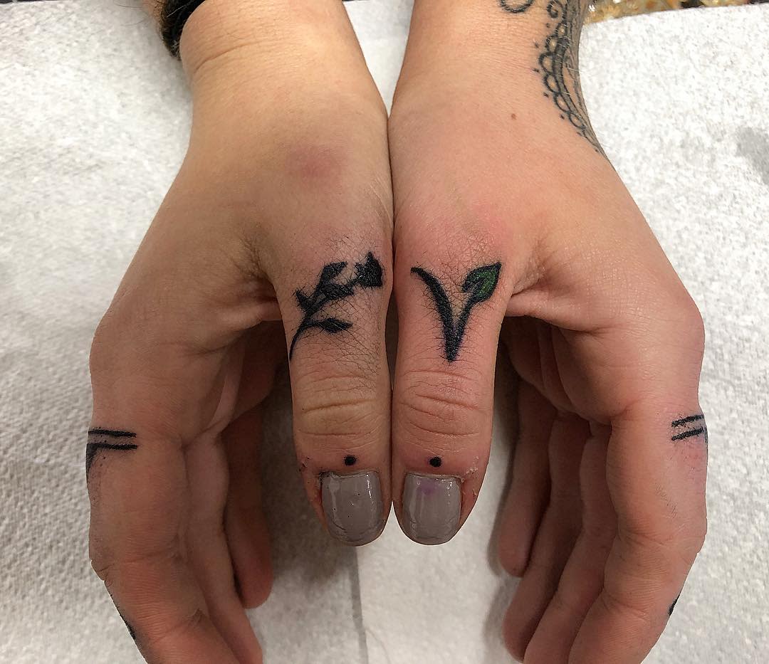 Finger Tattoo Women Taniastartattoo