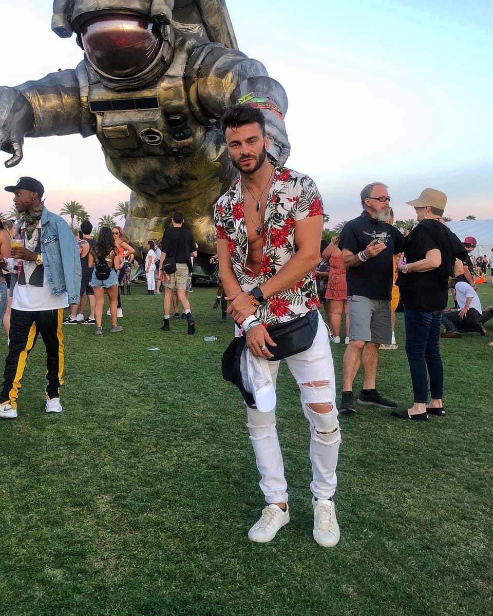 Flowy Top and Distressed Jeans Coachella Outfits Men -ajdinsefer