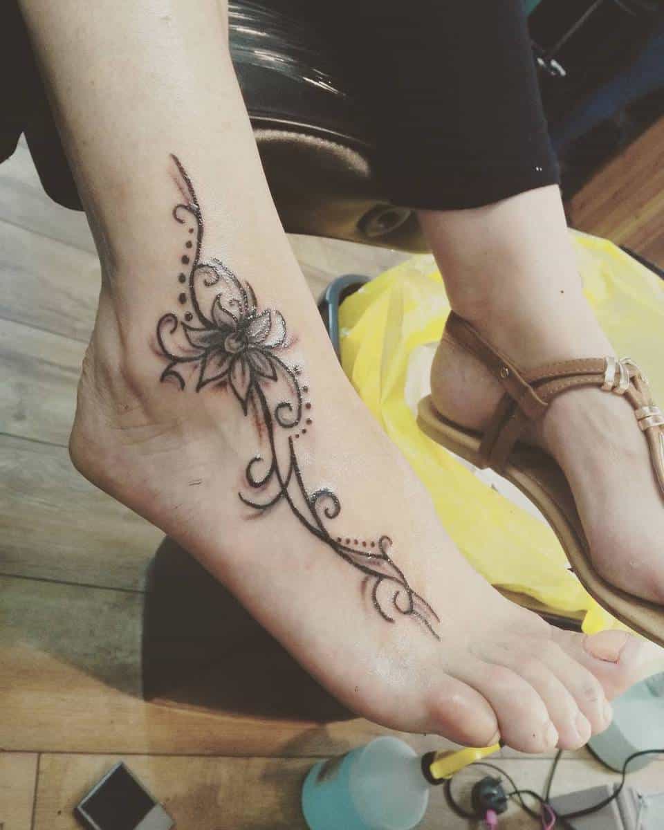 23 Pretty Daisy Flower Tattoos For Wrist  Tattoo Designs  TattoosBagcom