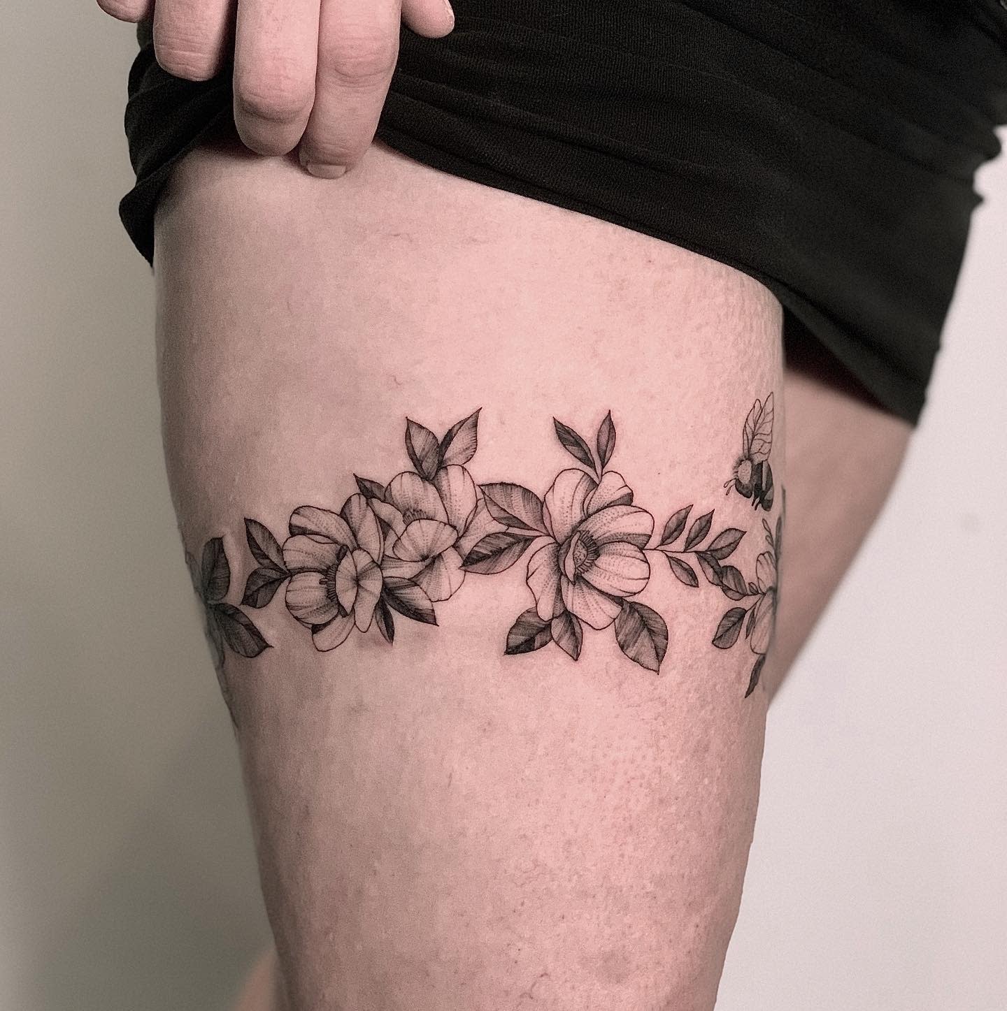 Flower Garter Tattoo -medusenoire_tattoo