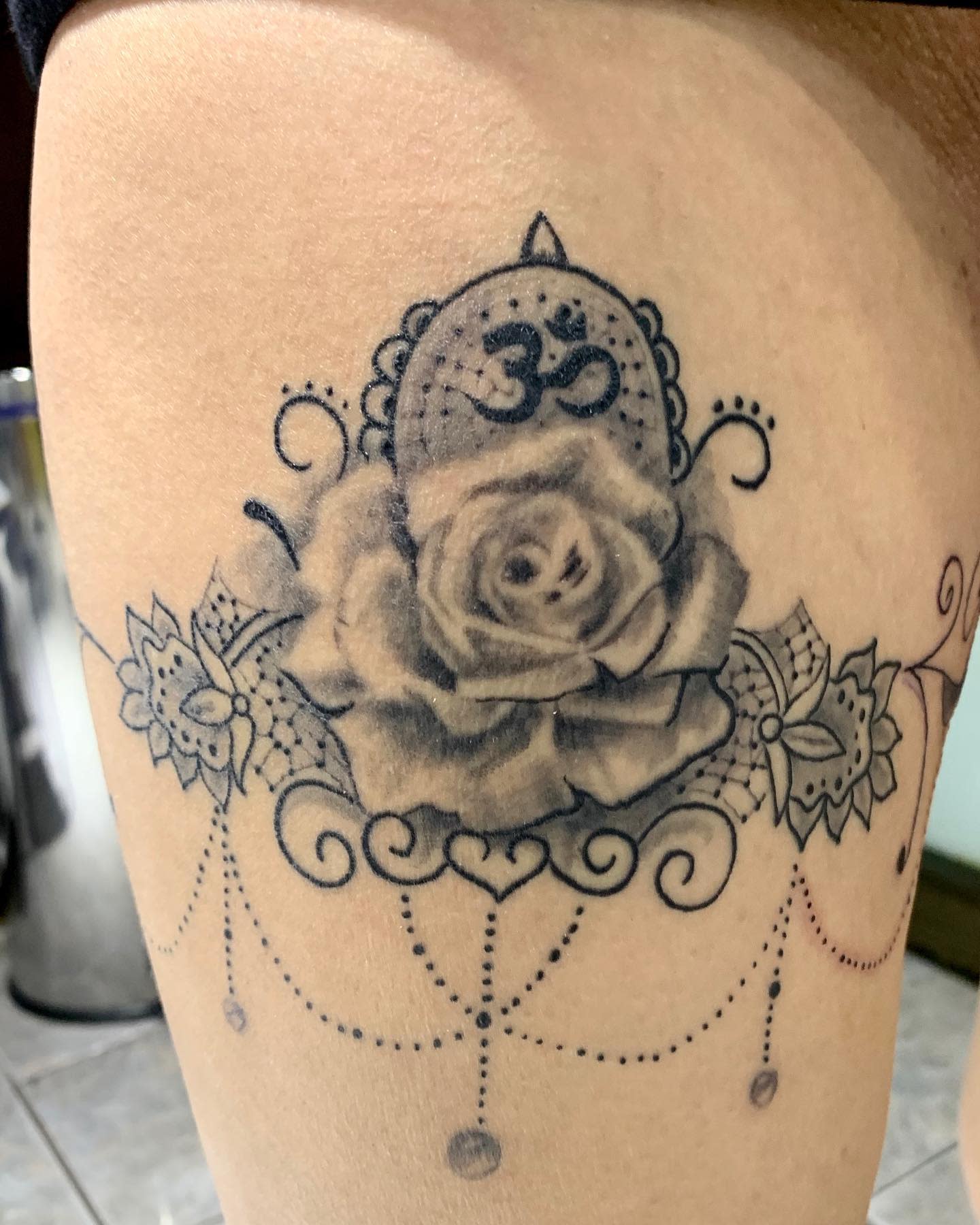 Rose Garter Tattoo -stefan.loco.tattoo