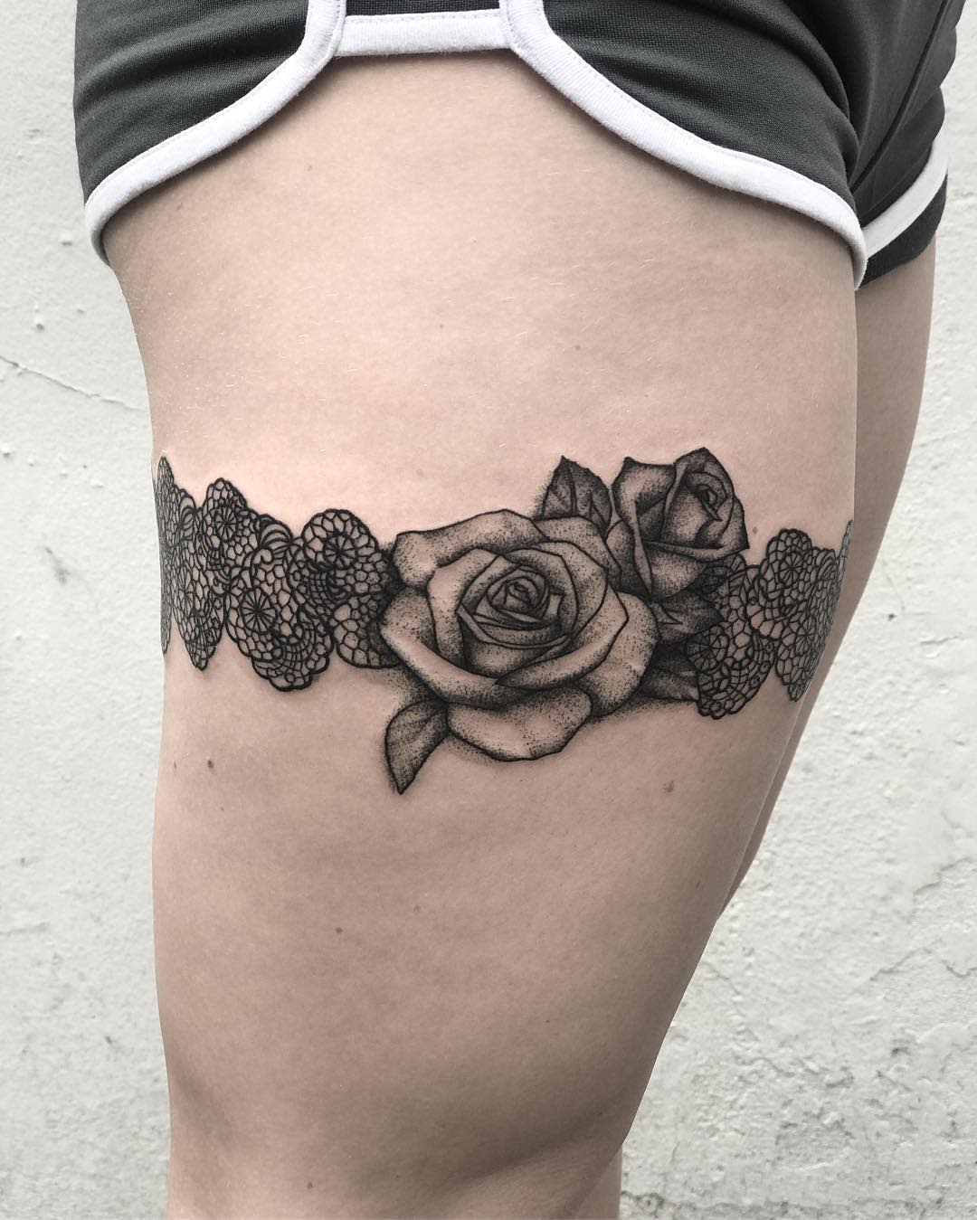 Rose Garter Tattoo -vlad_octavian_tattooist