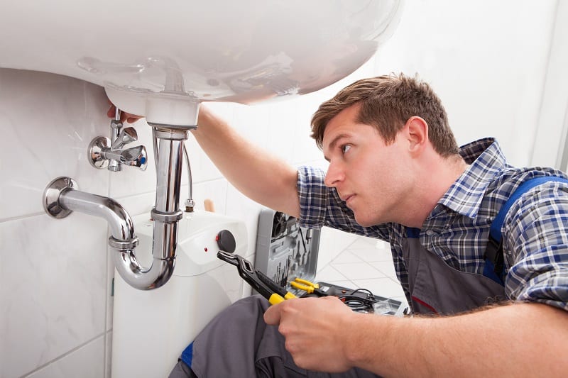 Handyman-Caulking-a-Leaky-Tub-or-Sink