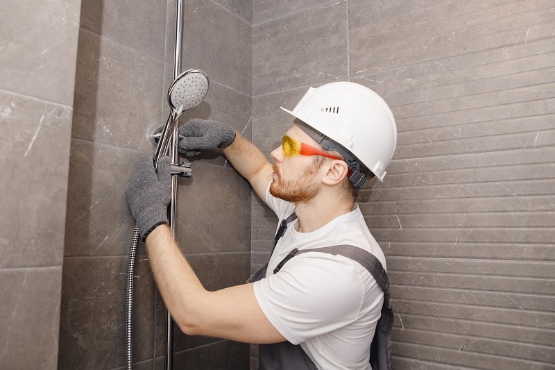 Handyman-Changing-a-Shower-Head