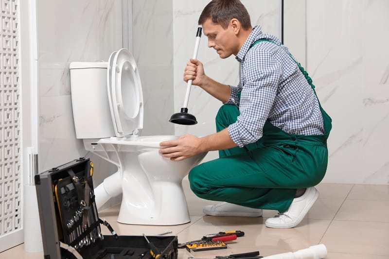 Handyman-Stopping-a-Overflowing-Toilet