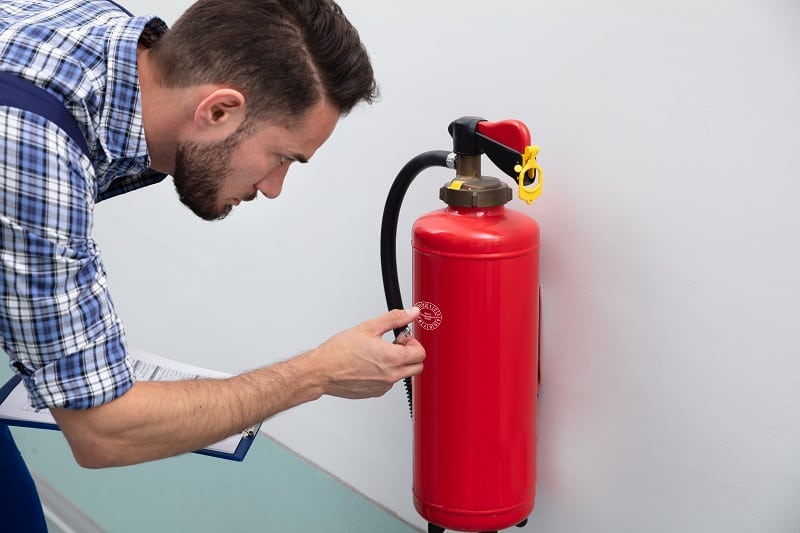 Handyman-Using-a-Fire-Extinguisher