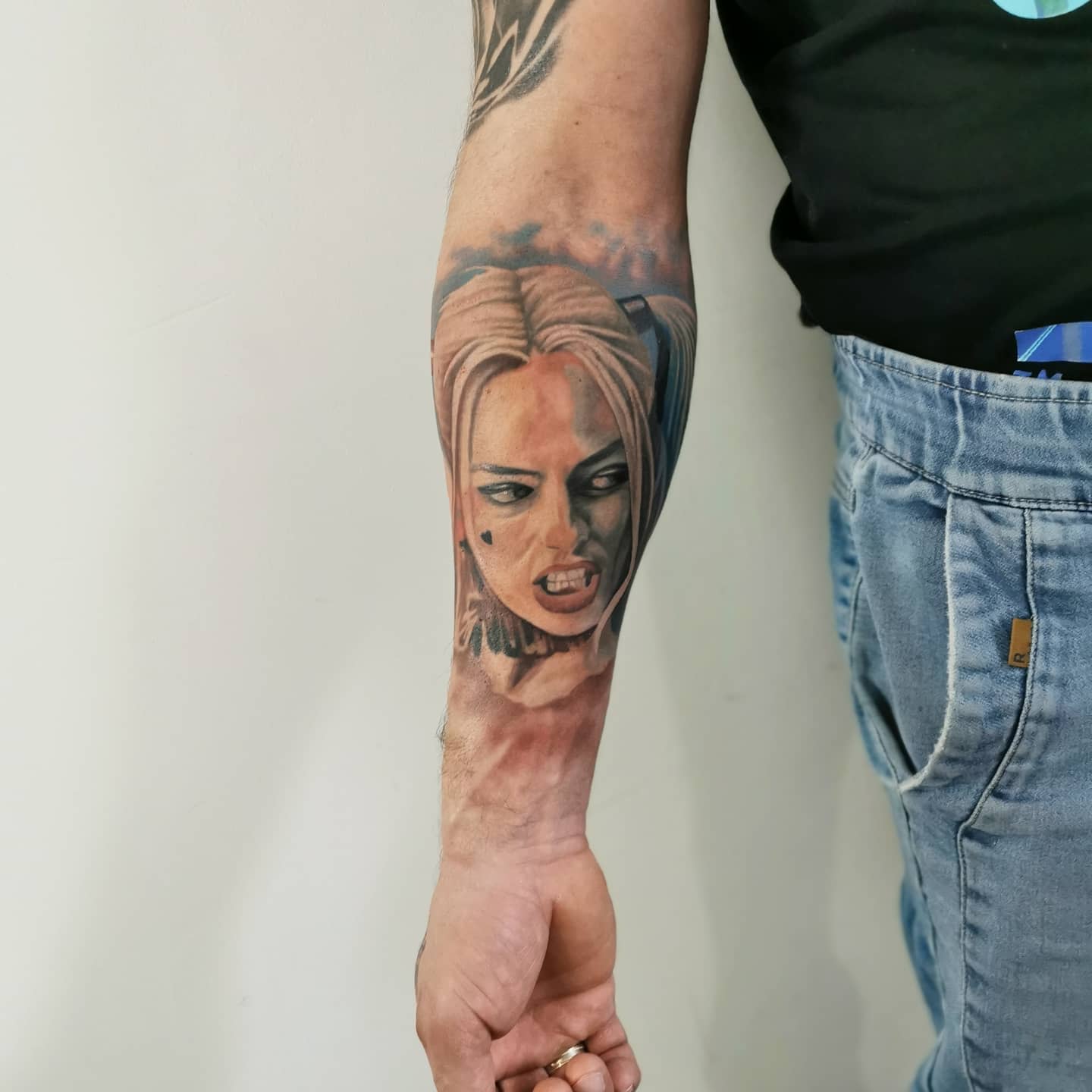 Ideas del tatuaje de Harley Quinn en el antebrazo -patryk.friday