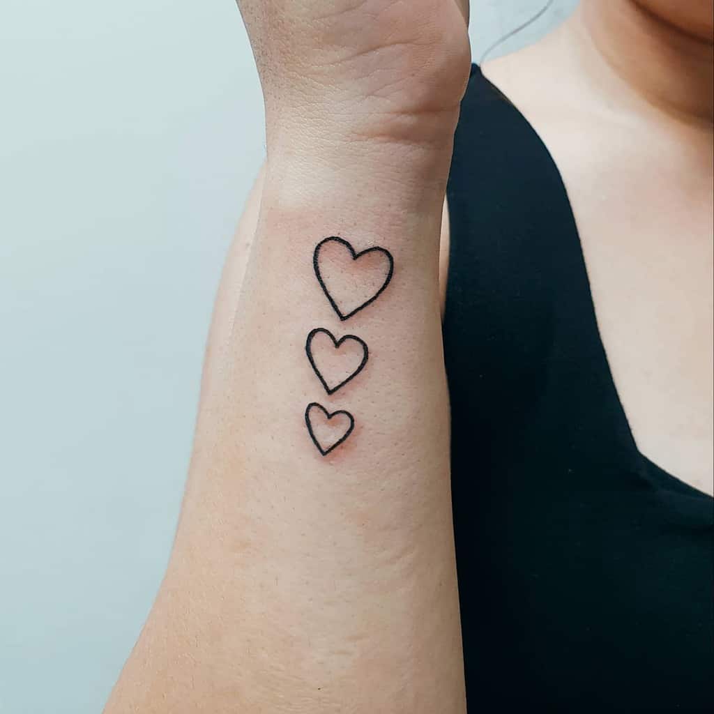 Heart Outline Wrist Tattoo sting.tattoo.ashdod