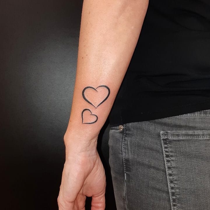 Heart Outline Wrist Tattoo zele.tattoo.studio