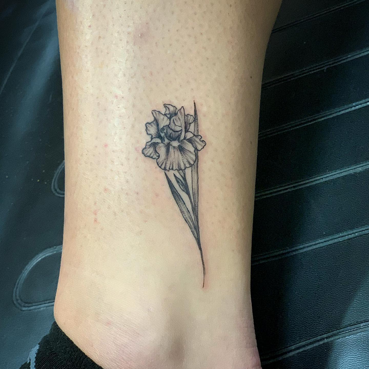 Tatuaje en el tobillo de Iris -alteredstatestudio