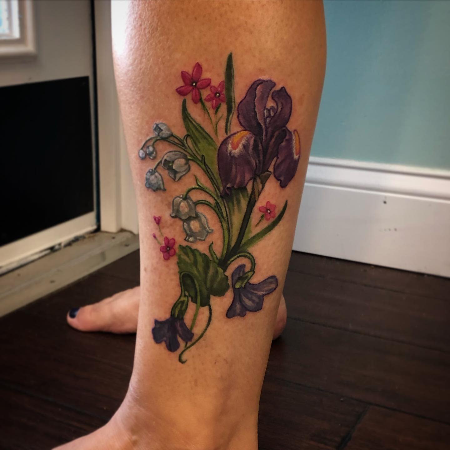 Tatuaje de Iris en el tobillo -misshelltattoos