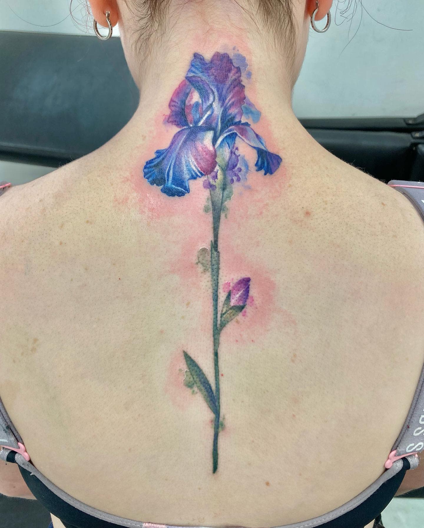 Tatuaje en la espalda de Iris -caseyjones_tattoos