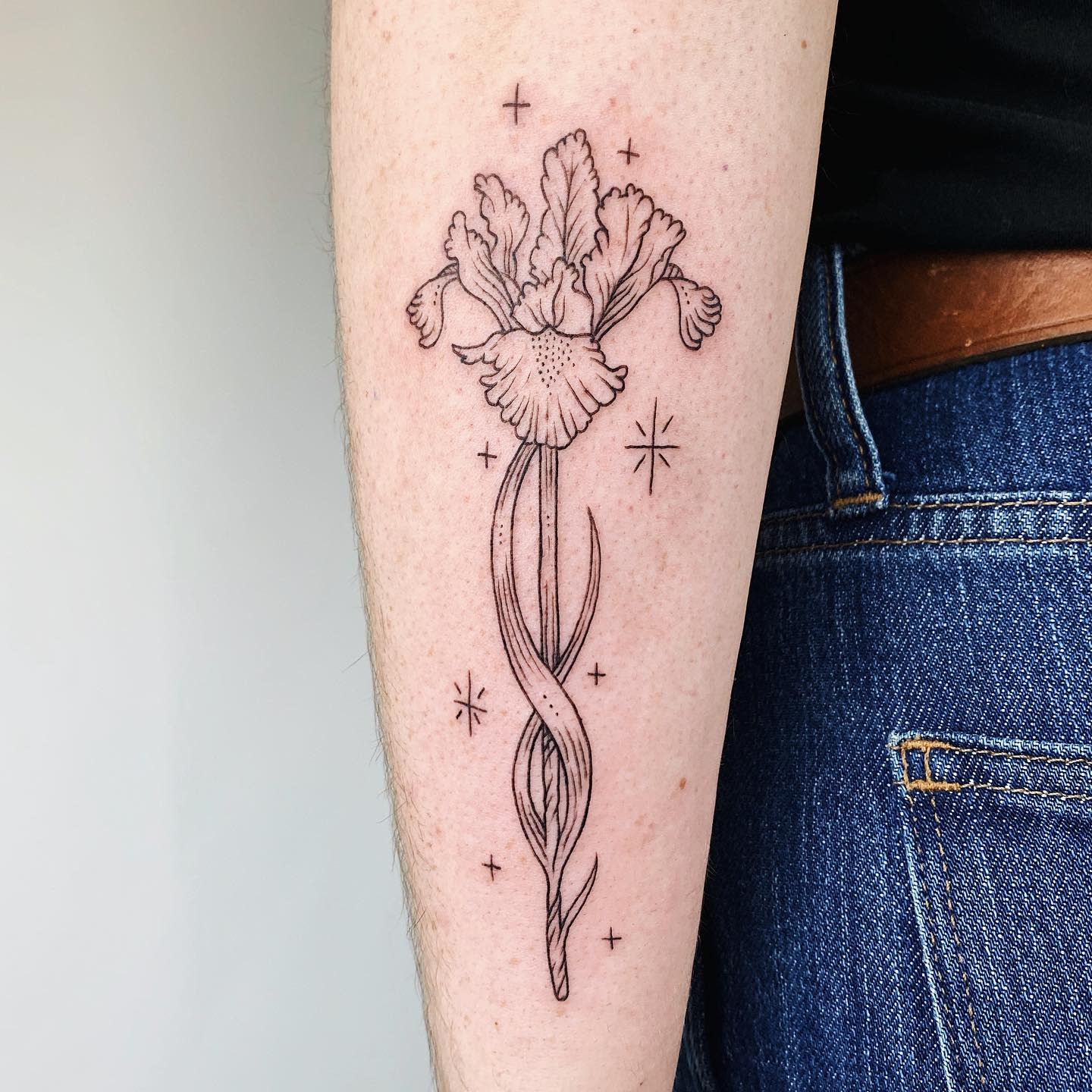 Tatuaje de iris minimalista -antiguo índigo