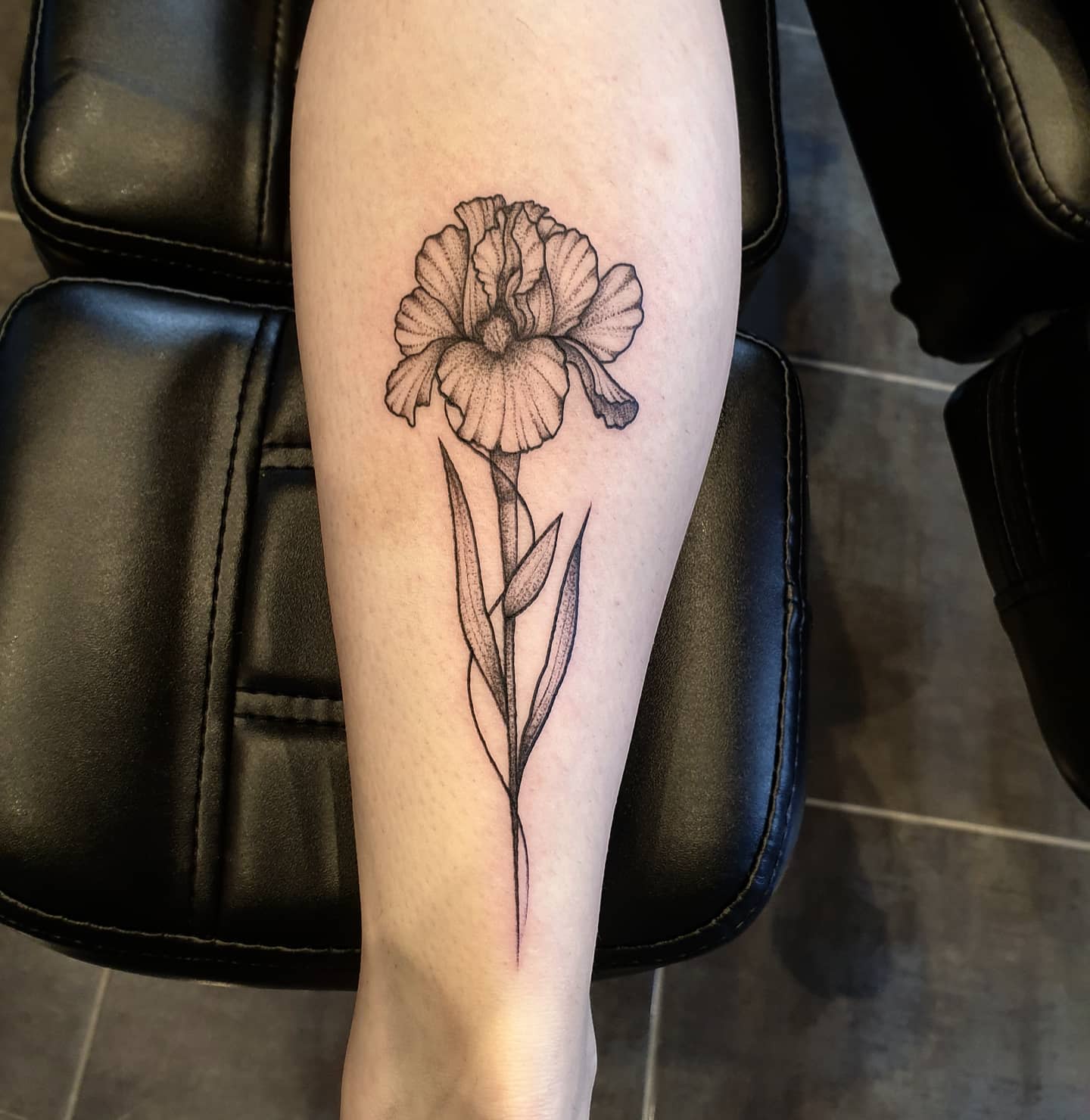 Tatuaje de iris minimalista -unik_tattoo_shop_