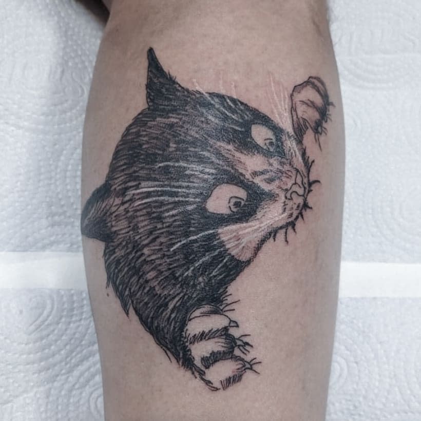 Tatuaje del gato Junji Ito -salvi.tatttoo