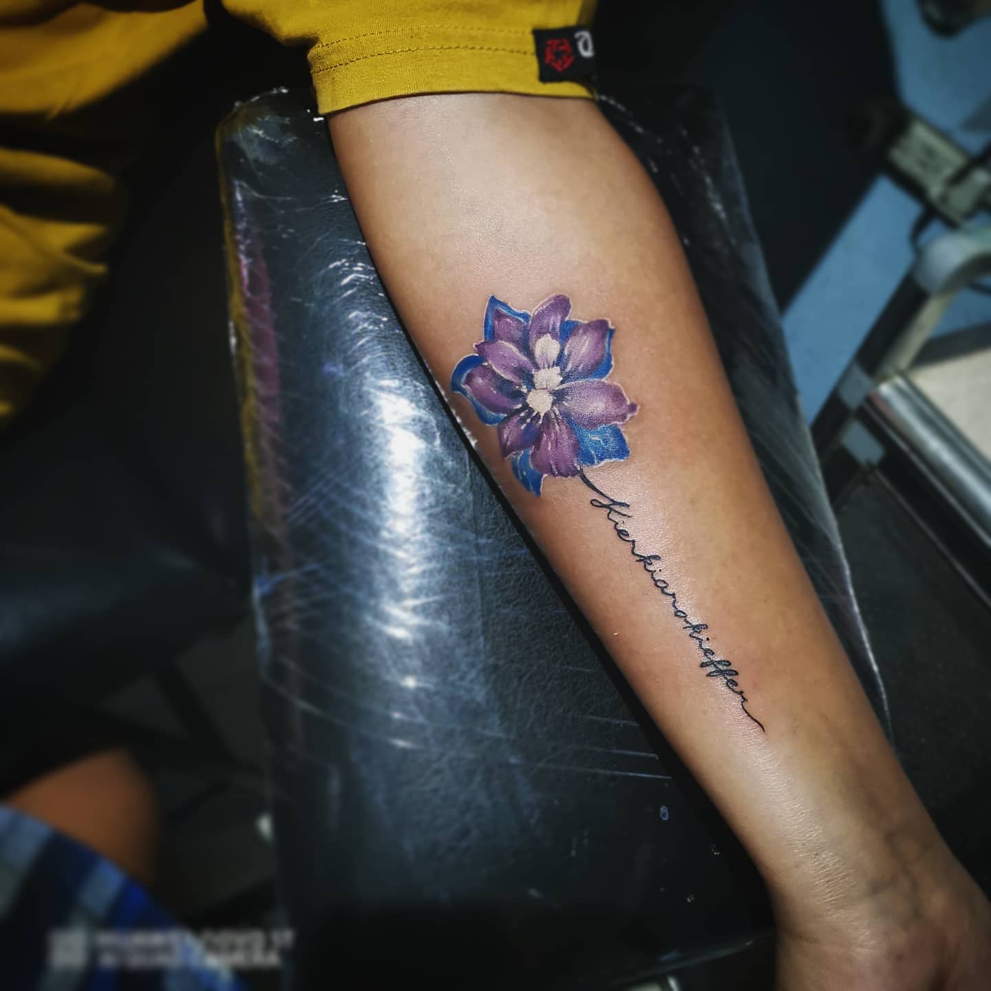 Larkspur Arm Tattoo -tintahiraya