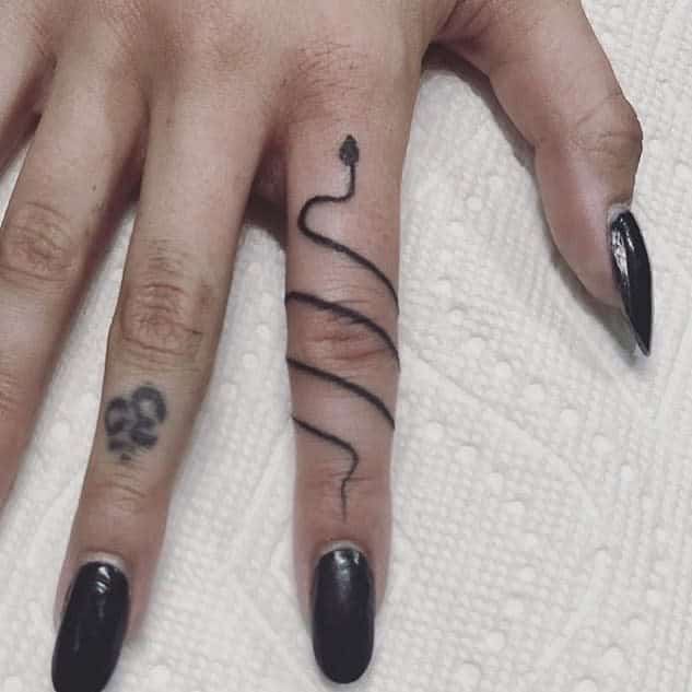 Pin by Ell Anime on Tatto  Finger tattoos Cool finger tattoos Hand and finger  tattoos