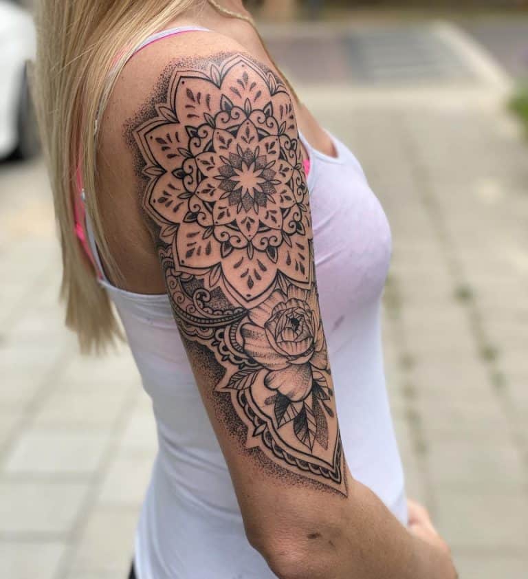 L'amour des tattoos sur le bras supérieur