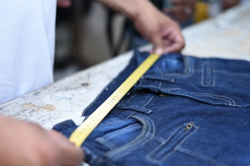 Jeans,Making,,Measurement,,Spraying,,Workers,,Factory,,Men,,Sports,Jeans