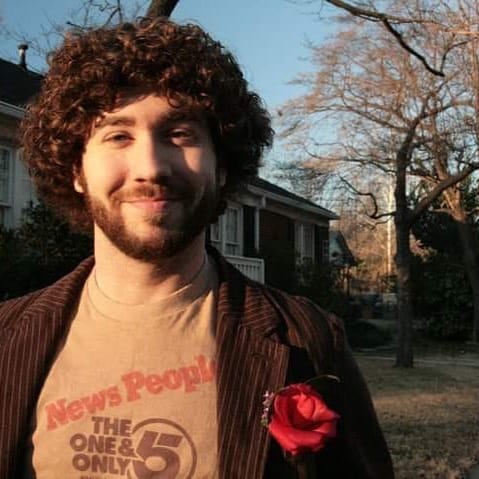 Men’s Min Jewfro Haircut With Medium Length Curls All Around The Head