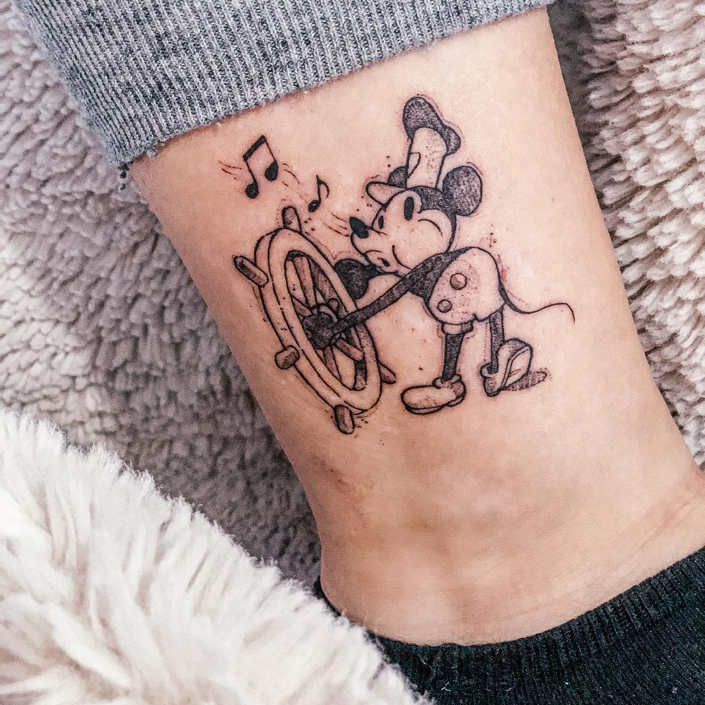 Tatuaje De Mickey Mouse En El Tobillo -mlle_lolita__
