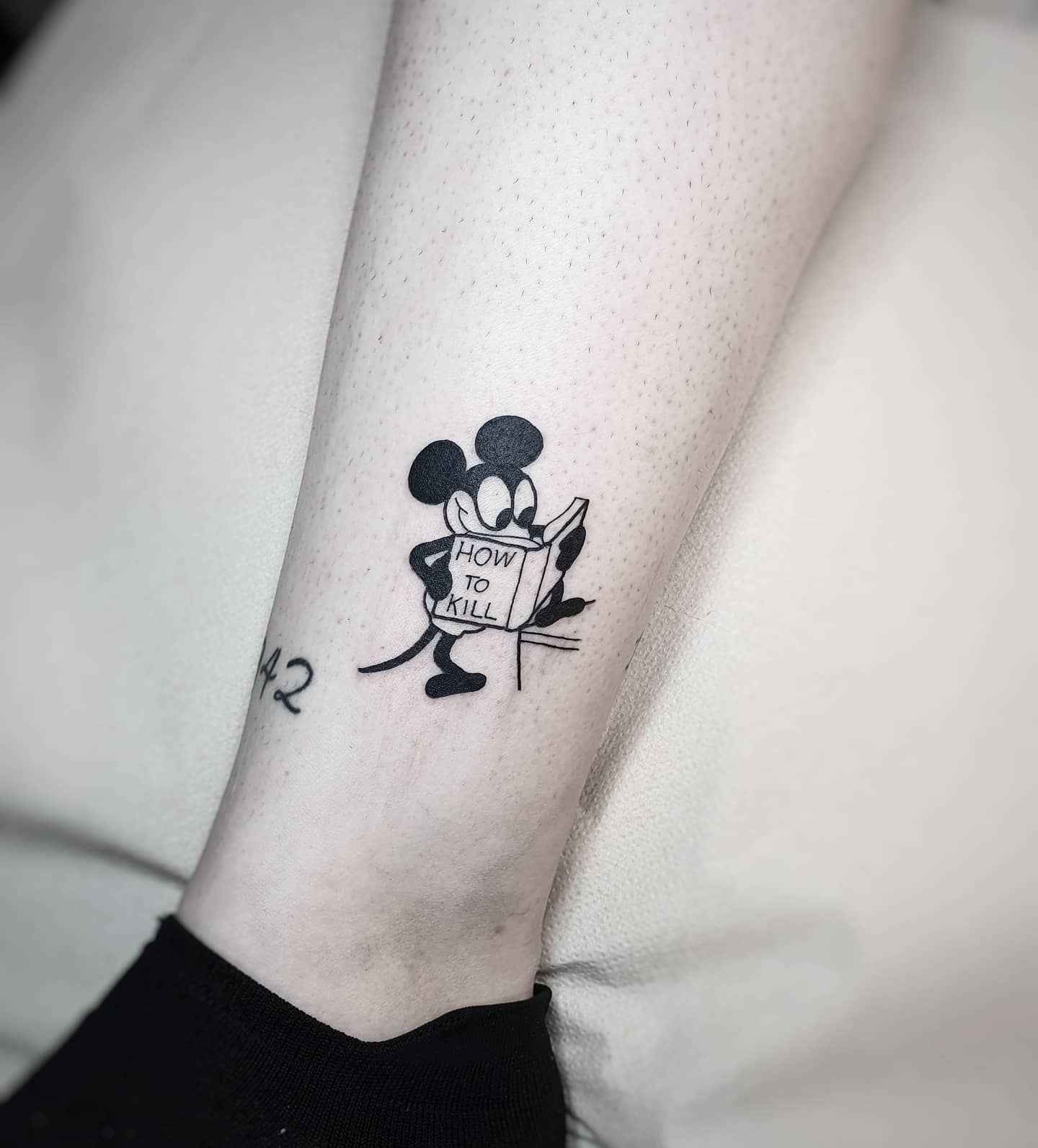 Tatuaje De Mickey Mouse Negro -deboraghisonitattoo