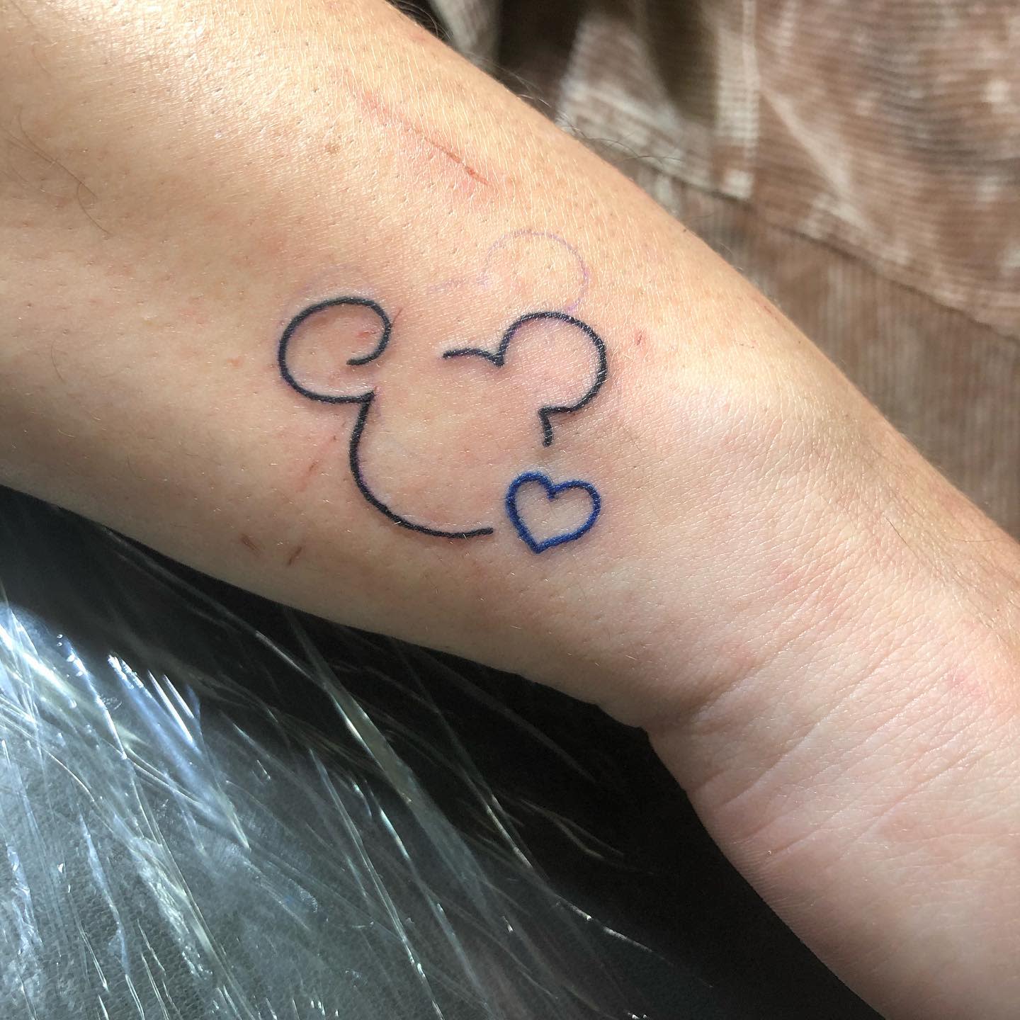 Tatuaje de contorno de Mickey Mouse -manny_no.7_tat2
