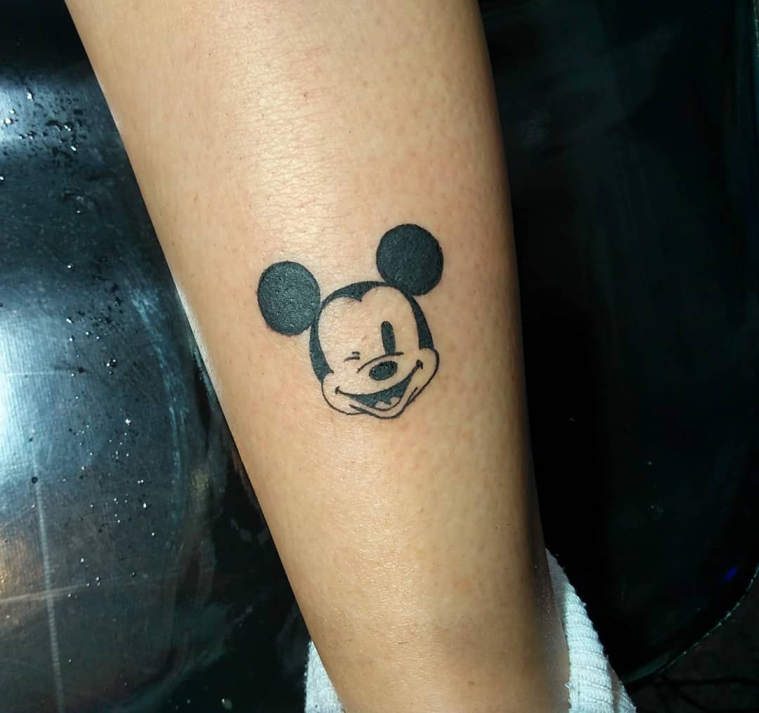 Tatuaje Pequeño De Mickey Mouse -irmao_guetto_tattoo