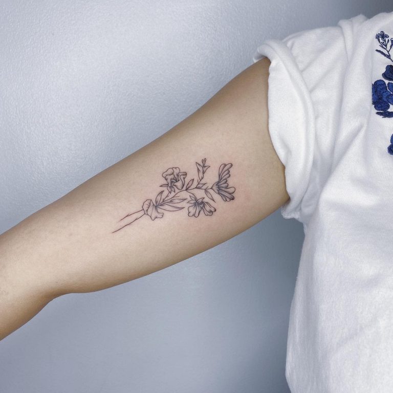 61 Minimalist Flower Tattoo Ideas [2024 Inspiration Guide]
