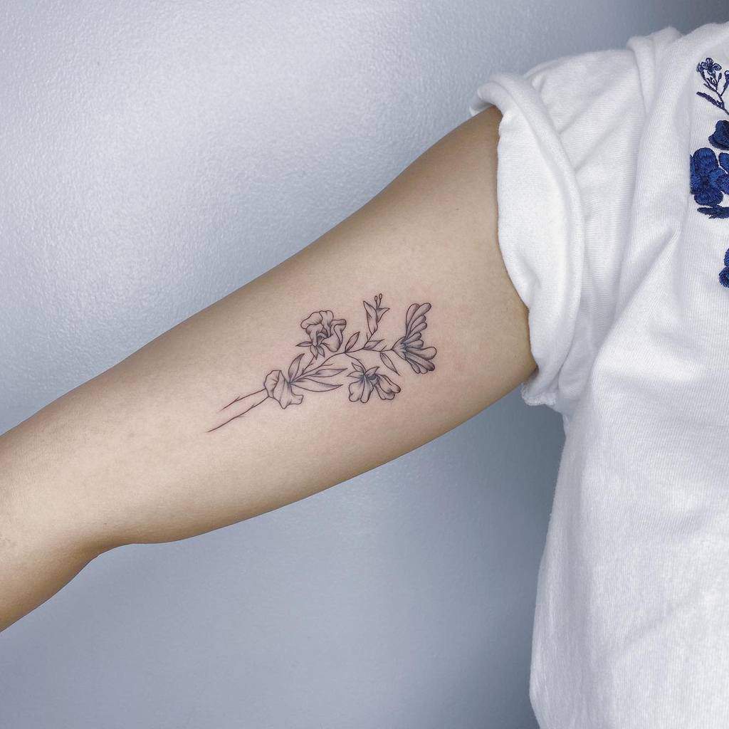 Minimalist Flower Upperarm Tattoo theuncannie