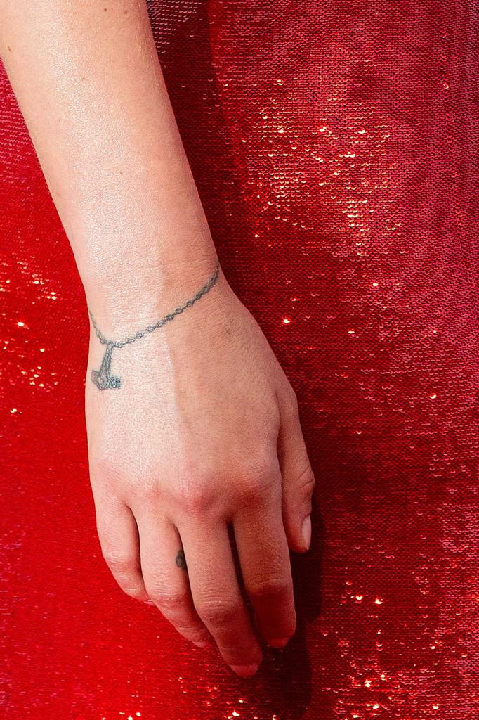 Scarlett Johansson S Tattoos 2020 Celebrity Ink Guide